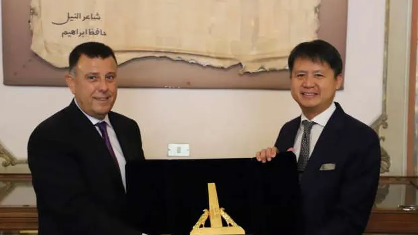 رئيس جامعة عين شمس يهدي «تانغ» درع الجامعة