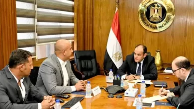 وزير الصناعة يلتقي وفد شركة تصنيع البطاريات