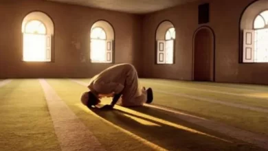 أحد المصلين في المسجد