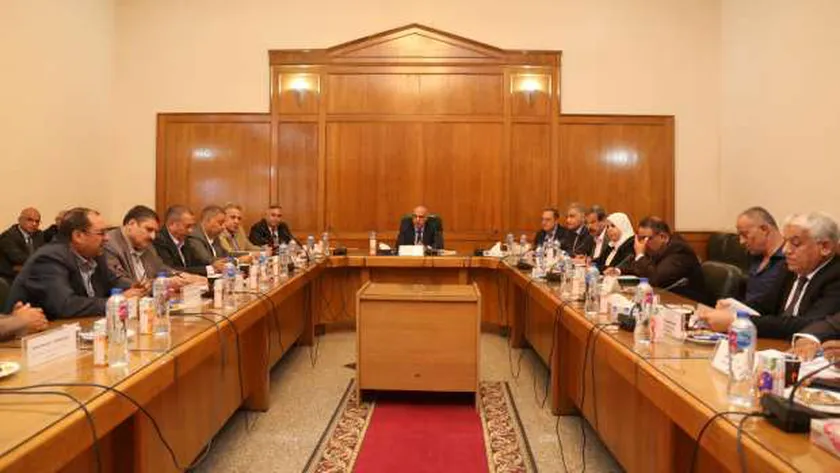 وزير الري خلال اجتماعه بقيادات الوزارة