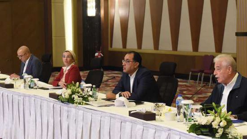 مدبولي يتفقد مشروعات شرم الشيخ قبل COP27.. منها التاكسي الذكي وشبكة الطوارئ