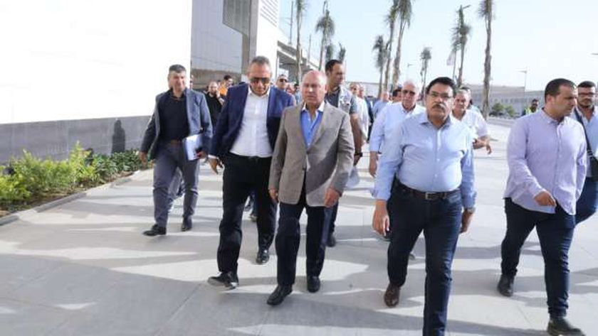 وزير النقل يستقل قطار LRT.. ويوجّه بتنفيذ المشروع وفق الجدول الزمني المحدد