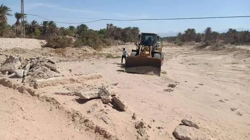 تطهير وصيانة مخرات السيول