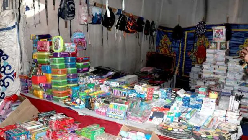 جانب من المستلزمات المدرسية في معرض أهلاً مدارس