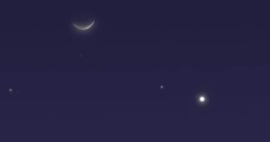 القمر يقترن بكوكب زحل لؤلؤة المجموعة الشمسية فى مشهد بديع غدا