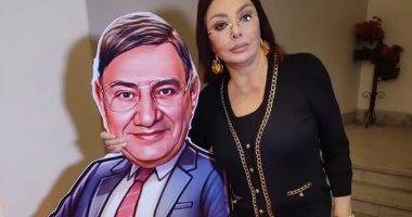 نبيلة عبيد فى صورة تجمعها بمُجسم لمفيد فوزى بمناسبة ذكرى رحيله الأولى