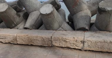 نوة قاسم.. حواجز أسمنتية لحماية كورنيش الأنفوشى بالإسكندرية من مياه البحر