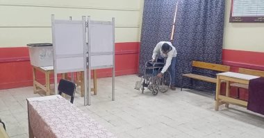 كراسٍ متحركة لكبار السن وذوى الهمم أمام اللجان الانتخابية فى الجيزة.. صور