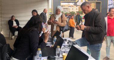 شباب التجمع الخامس يساعدون الناخبين فى معرفة لجانهم الانتخابية