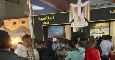 استمرار توافد المواطنين وطوابير أمام اللجان بالعباسية قبل ساعة من إغلاقها