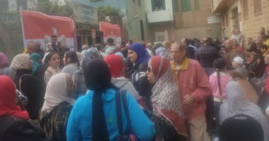 توافد المواطنين بكثافة على لجنة مدرسة حدائق شبرا.. صور