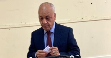 النائب مصطفى بكرى يدلى بصوته فى حى أكتوبر