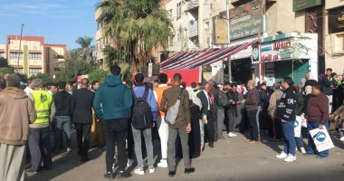طوابير المواطنين أمام لجنة الجامعة العمالية بمدينة نصر
