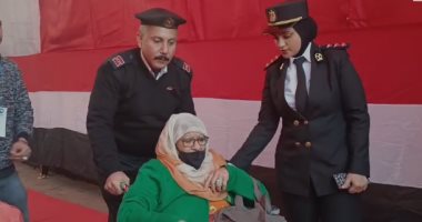 الشرطة تساعد سيدة قعيدة للإدلاء بصوتها فى الانتخابات الرئاسية
