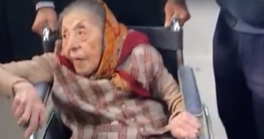 معمرة على كرسى متحرك تحرص على الإدلاء بصوتها فى انتخابات الرئاسة
