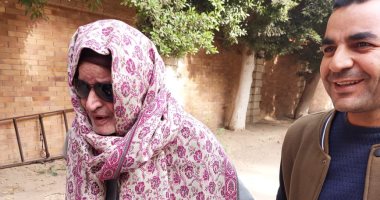 مسن 93 عاما من أمام لجنته يوجه رسالة للسيسي: "استحلفك بالله كمل مسيرتك"