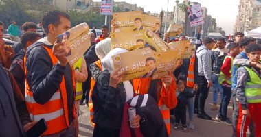 أنصار المرشح الرئاسي حازم عمر يحتشدون أمام لجان الاقتراع فى فيصل