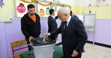 وزير التعليم يدلى بصوته فى لجنة فاطمة عنان بالقاهرة الجديدة