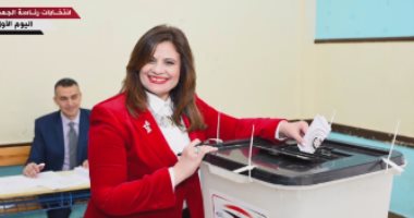 وزيرة الهجرة تدلى بصوتها فى الانتخابات الرئاسية بلجنة مصطفى كامل بمساكن شيراتون