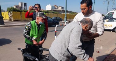 دمياطى يدلى بصوته على كرسى متحرك: "نزلت عشان مستقبل مصر".. صور