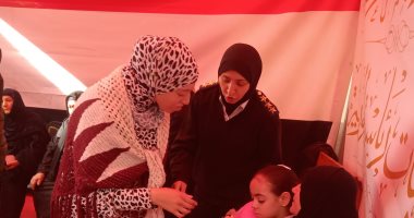 الشرطة النسائية تقدم الدعم للسيدات وكبار السن فى لجان مصر القديمة.. صور