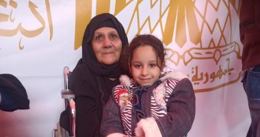 الحاضر والمستقبل.. مسنات بكراسى متحركة تصطحبن أحفادهن فى اللجان الانتخابية