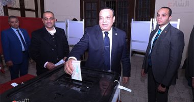 المستشار حازم بدوى رئيس الهيئة الوطنية للانتخابات يصوت فى لجنة قصر الدوبارة