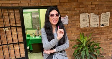 الفنانة دينا تصوت بالانتخابات الرئاسية فى لجنة الأورمان للبنات بالدقى