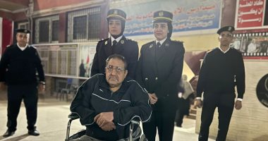 لبى نداء الوطن فى كل الميادين.. أحد أبطال سيناء يدلى بصوته على كرسى متحرك