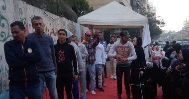 الناخبون يصطفون فى طوابير أمام لجان مصر القديمة ثانى أيام الانتخابات