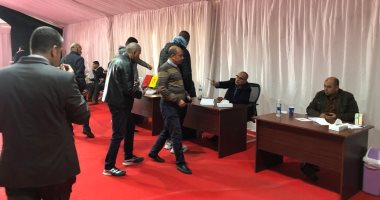 توافد الناخبين على لجان مطار القاهرة ثانى أيام الانتخابات الرئاسية.. صور