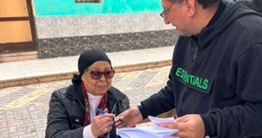 خروج القائمين على الانتخابات لكبار السن وذوى الهمم لتسهيل الاقتراع.. صور