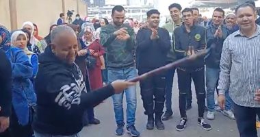 وصلة رقص بالعصا لأحد الناخبين أمام لجنة بمدينة نصر.. فيديو