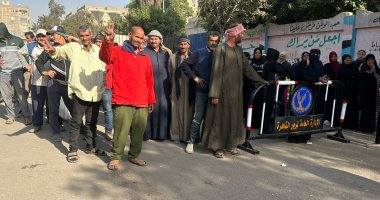 ناخبو المعادى يرفعون علامة النصر أمام لجان انتخابات الرئاسة.. فيديو