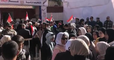 توافد كبير من الناخبين أمام لجان مجمع المدارس فى مدينة العريش