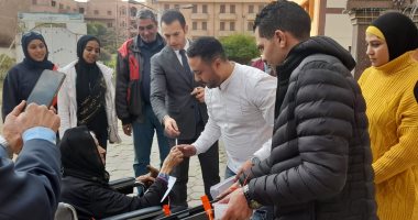 رئيس لجنة يخرج لمساعدة عجوز للإدلاء بصوتها فى انتخابات الرئاسة بالدقى.. صور