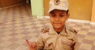 طفل ببدلة عسكرية فى لجنة بالجمالية: بحب السيسى ونفسى أكون ظابط لما أكبر