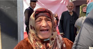 ملامح وجهها تحكى حكايات.. معمرة تدلى بصوتها: الشباب لازم تنزل لأنه واجب وطنى