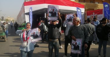 ناخبون يرفعون "كلنا معاك من أجل مصر" أمام لجان الانتخابات فى الجمالية