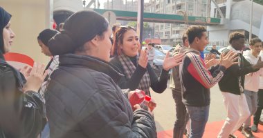 احتفالات شبابية أثناء التصويت بانتخابات الرئاسة فى الدقى.. صور