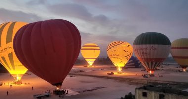 رحلة السحر والخيال.. سياح العالم يستمتعون بالبالون الطائر فى سماء الأقصر (صور)