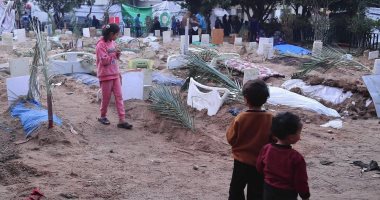 ساحة مستشفى الشفاء فى غزة تتحول إلى مقبرة جماعية تضم مئات الشهداء