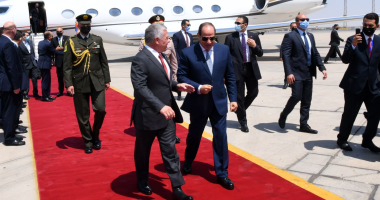العاهل الأردنى فى مقدمة مستقبلى الرئيس السيسى لدى وصوله العقبة