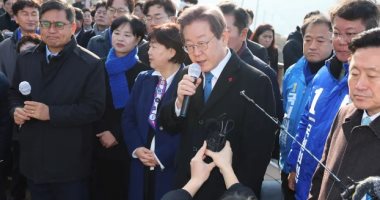 شاهد.. لحظة طعن زعيم المعارضة بكوريا الجنوبية خلال مؤتمر صحفى