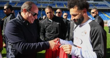 محمد صلاح يهدى قميص منتخب مصر للرئيس السيسى.. صورة