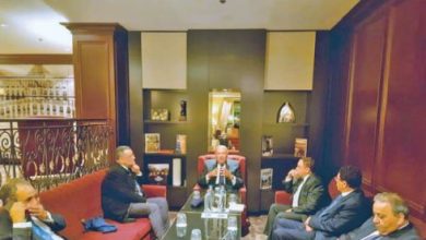 سامح شكرى مع محمود مسلم وعزت إبراهيم وعماد الدين حسين بحضور السفيرين بدر عبدالعاطى وعمر أبو العيش