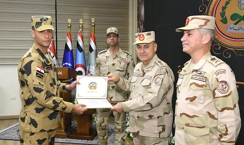رئيس الأركان يكرم عددا من المتميزين