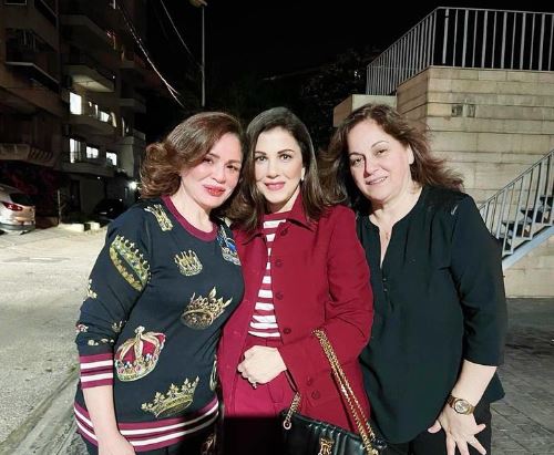 إلهام شاهين تنشر صورا تجمعها بماجدة الرومي والكاتبة كلوديا مرشيليان خلال تواجدهم في لبنان 