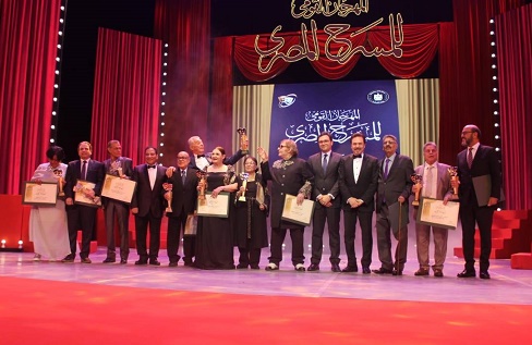 وزير الثقافة ورئيس ومدير المهرجان مع المكرمين