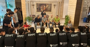 طارق محروس يزور معسكر منتخب اليد بعد تعافيه لدعم اللاعبين ببطولة العالم